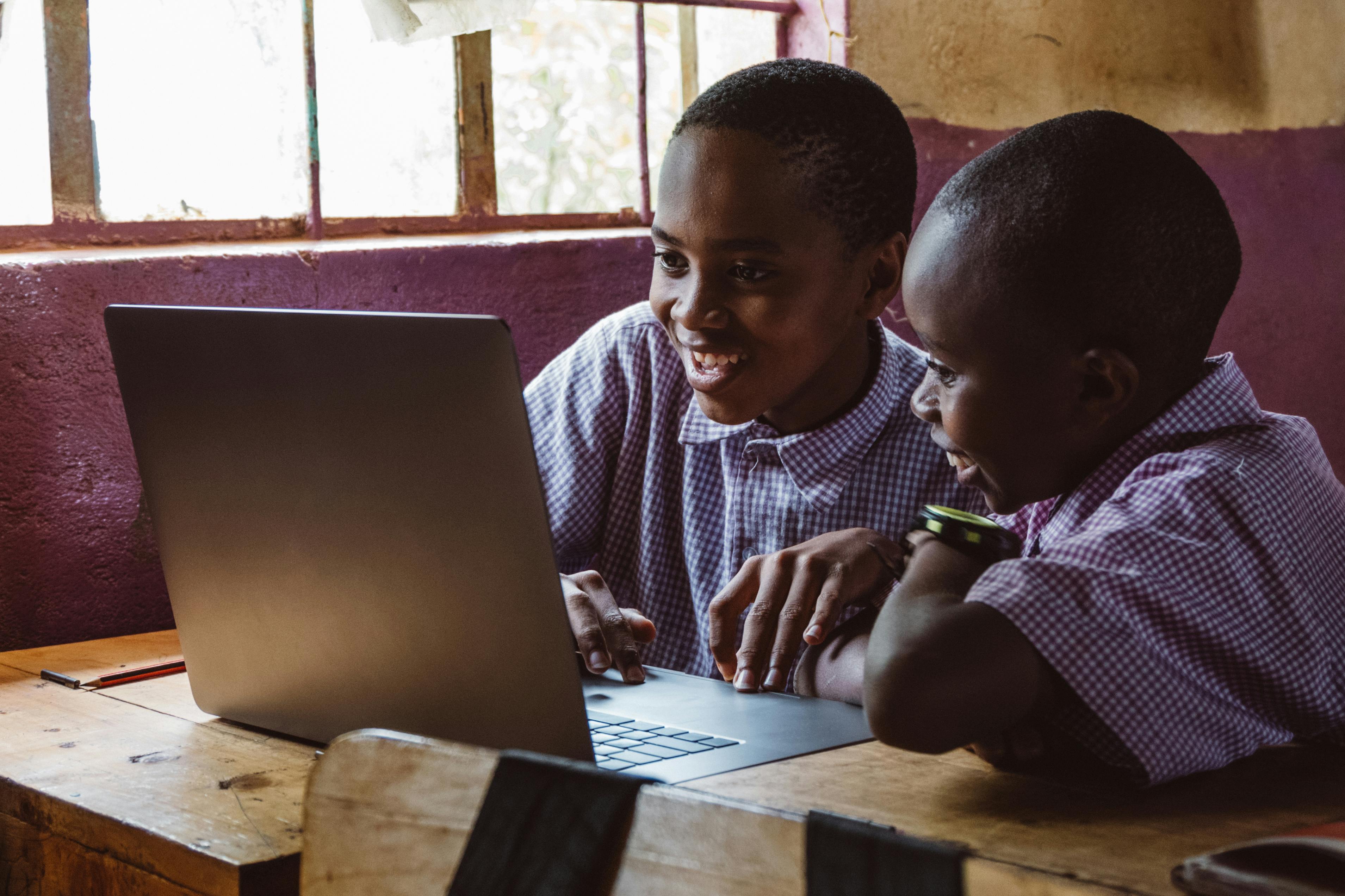 Interactive learning platform with students collaborating